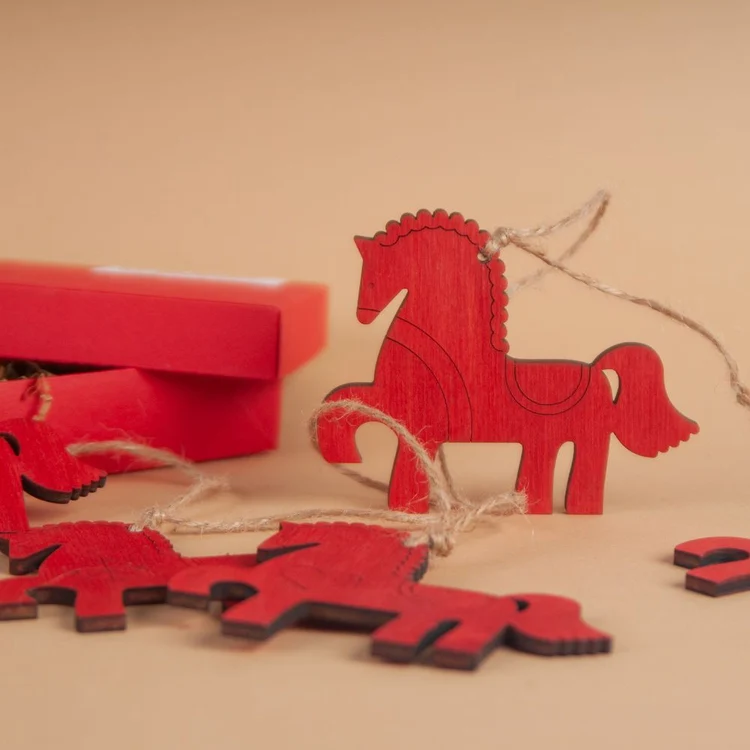 Гирлянда из дерева с символами года