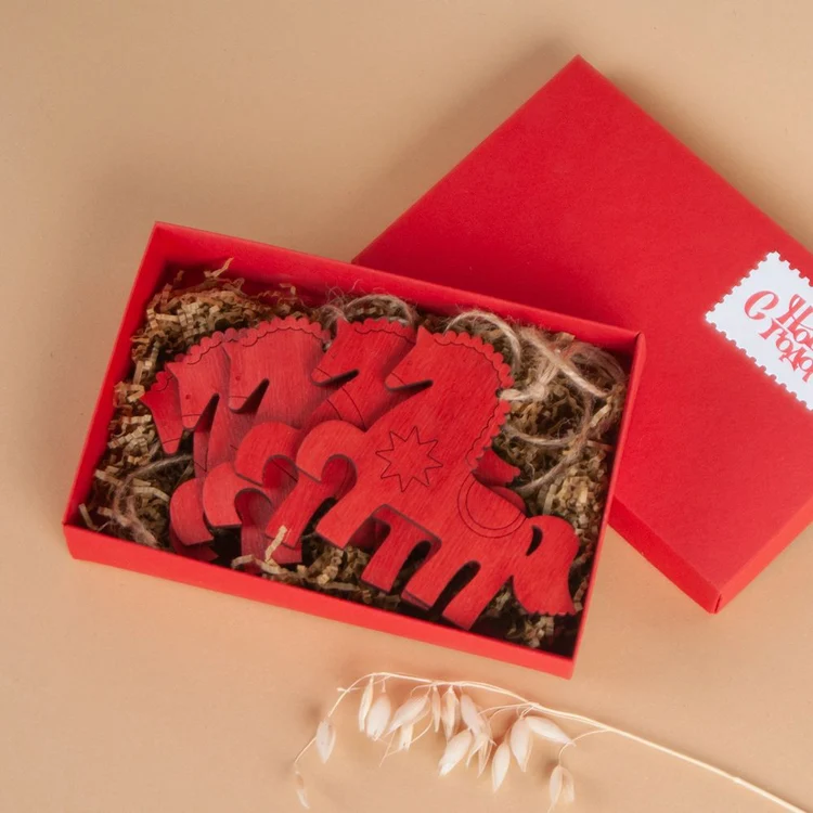 Гирлянда из дерева с символами года